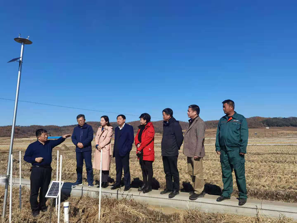 27.侯正发总司理向客人介绍水稻基地_副本.png