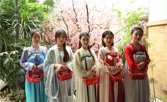 3.酒伙计工装扮成“草莓仙子”陪衬活动气氛_副本.png