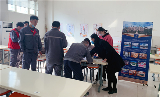4.旅馆公司职员上门提供换票服务_副本.jpg