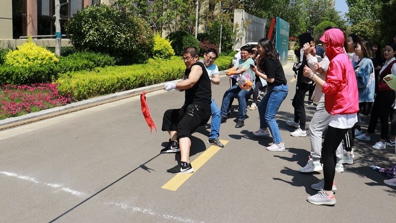 4.拔河角逐中家人们团结拼搏.jpg