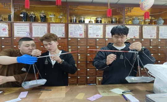 23.白城医专利国娱乐国际老牌w66康健工业学院学生到药业公司实践学习_副本.jpg