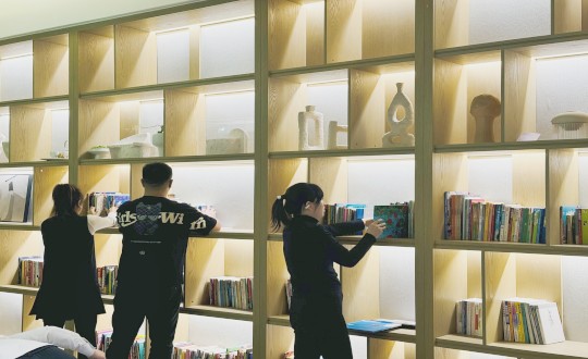 1.事情职员对书籍举行分类上架（需处理下亮度及清晰度）_副本.jpg