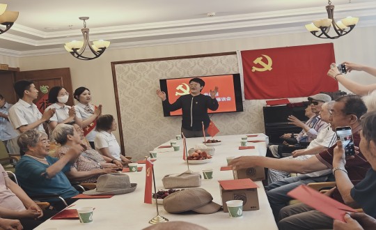 2024年7月1日，，，，，养老公司长影家举行“七一建党节座谈会”_副本.jpg