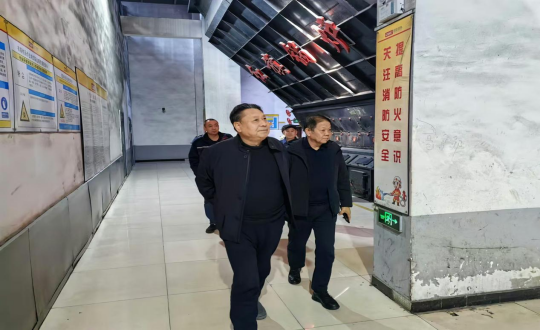 2024年11月18日，，，，，，集团副董事马秉臣深入供热总公司一线举行事情走访_副本.png