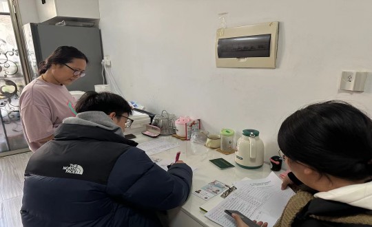 22.康健工业集团居家事业部事情职员上门介绍“长护险”服务_副本.jpg
