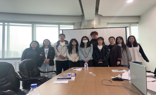 24.长春大学学子与利国娱乐国际老牌w66康健工业集团居家事业部员工合影留念_副本.jpg