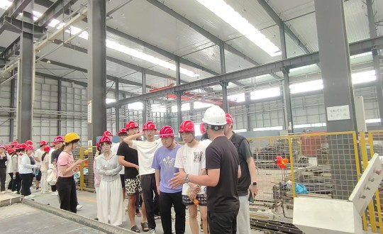 3.长春工程学院组织学生前往装配式总公司旅行学习_副本.jpg
