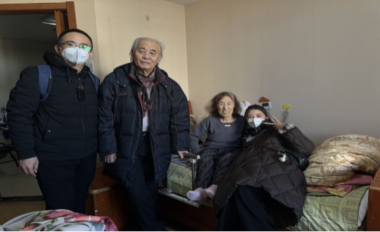 10.康健工业集团居家服务事业部同事与吴奶奶合影留念_副本.jpg 10.康健工业集团居家服务事业部同事与吴奶奶合影留念_副本.jpg