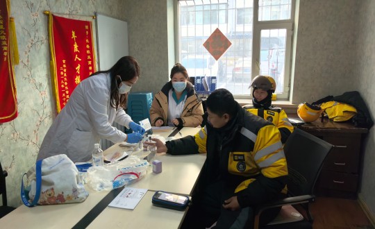13.医疗公司为美团快递小哥举行免费血压丈量和乙肝两对半检测服务_副本.jpg 13.医疗公司为美团快递小哥举行免费血压丈量和乙肝两对半检测服务_副本.jpg