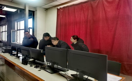 5.伊通满族自治县政府向导深入伊通供热分公司第二热源厂开展春节前调研事情_副本.jpg