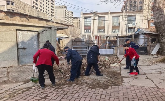 5.物业总公司敦化项目组织事情职员走进无物业小区开展大清扫活动_副本.jpg